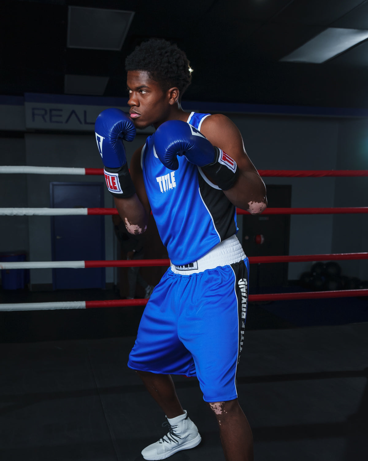 variant:red/blue::TITLE Boxing Stinger Reversible Amateur Boxing Set boxing stance blue out