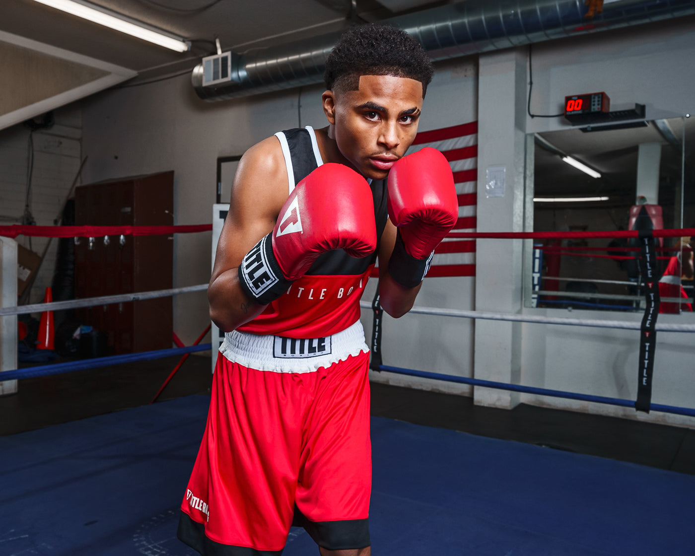 variant:lifestyle::TITLE Boxing Border Reversible Amateur Competition Set boxing stance