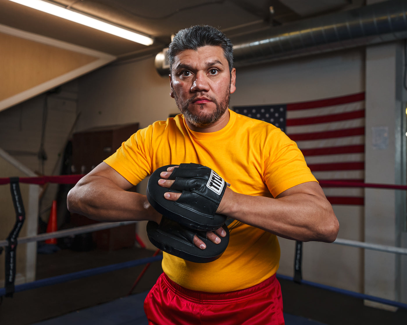 variant:lifestyle::TITLE Boxing Razor Punch Mitts 2.0 guy posing mitts together