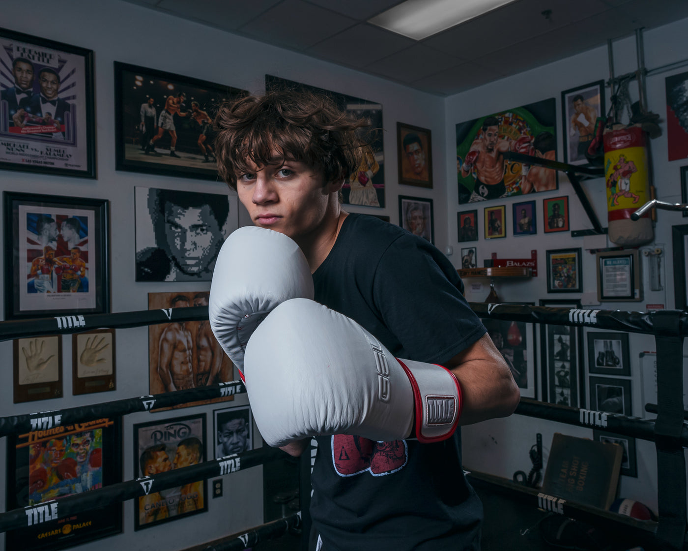 variant:lifestyle::TITLE Boxing Gel Special Edition Bag Gloves guy posing in gloves kid boxing stance hands up