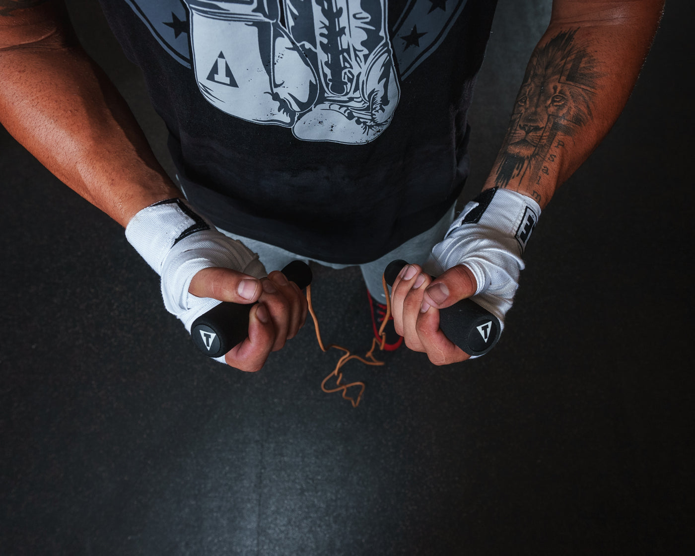 variant:lifestyle::TITLE Classic Leather Speed Rope 2.0 guy holding jump rope close up  hands