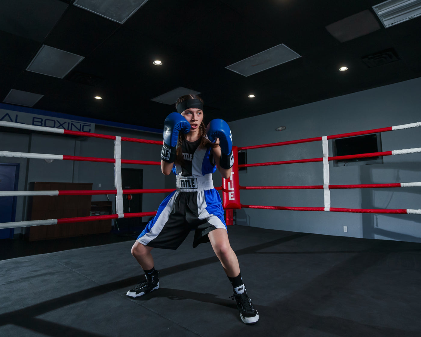 variant:blue/white::TITLE Boxing Momentum Amateur Boxing Set boxing position