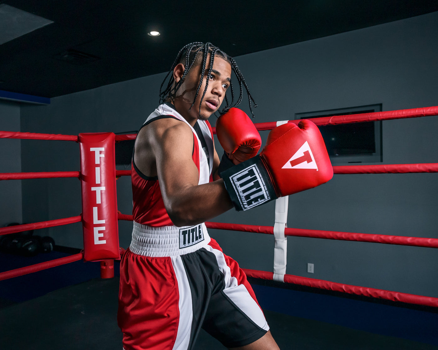 variant:red/white/black::TITLE Boxing Momentum Amateur Boxing Set boy boxing stance