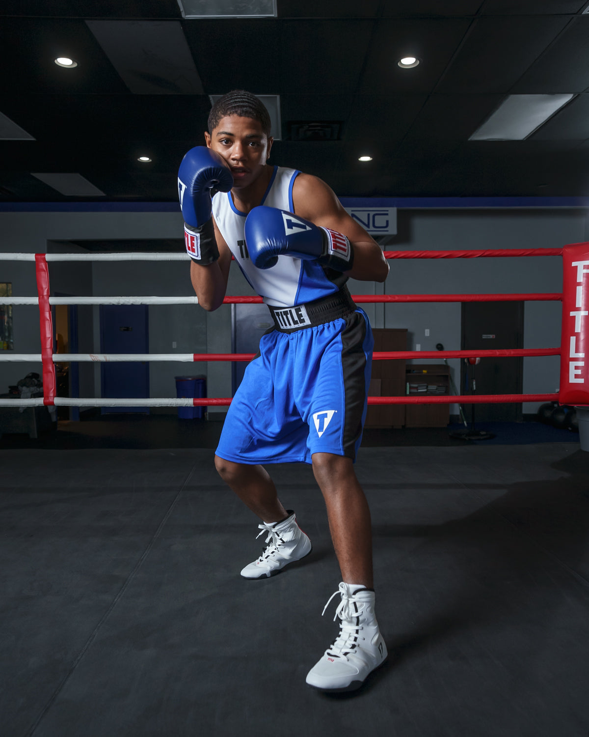 variant:blue/white::TITLE Boxing Striker Amateur Boxing Set boxing stance