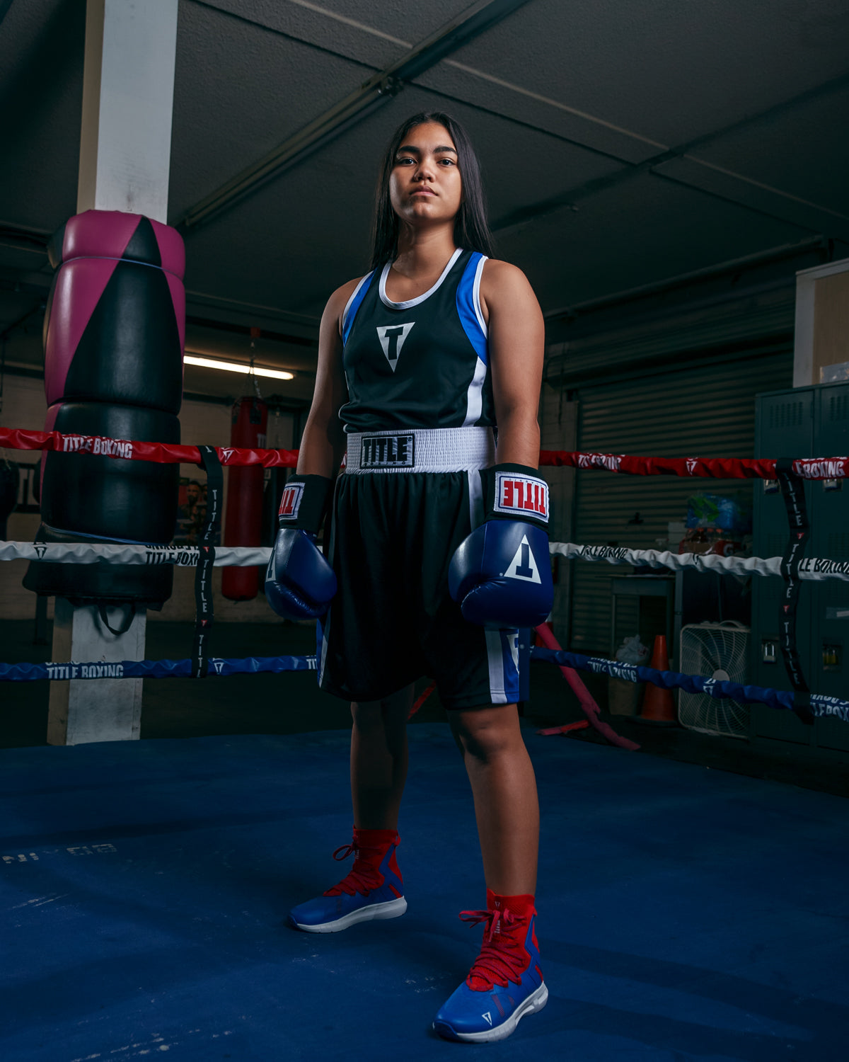 variant:black/blue::TITLE Boxing Aerovent Elite Amateur Boxing Set 4 2.0 girl in ring