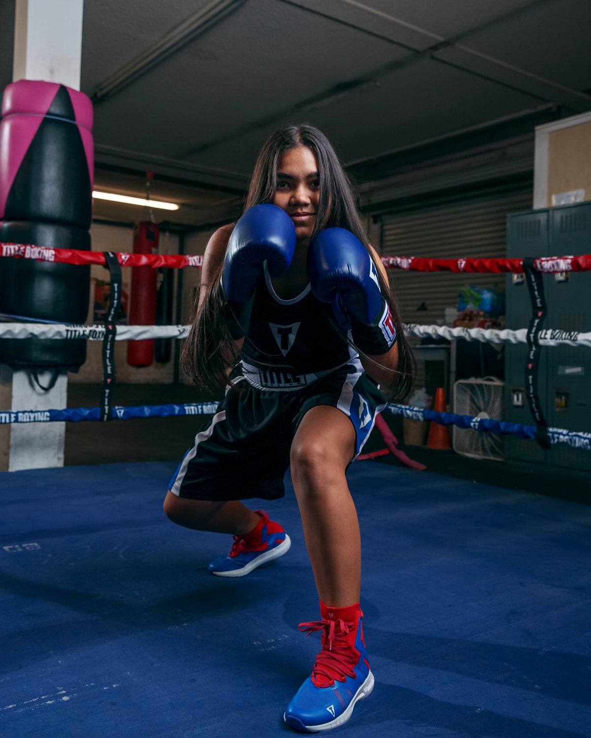 variant:black/blue::TITLE Boxing Aerovent Elite Amateur Boxing Set 4 2.0 girl boxing stance