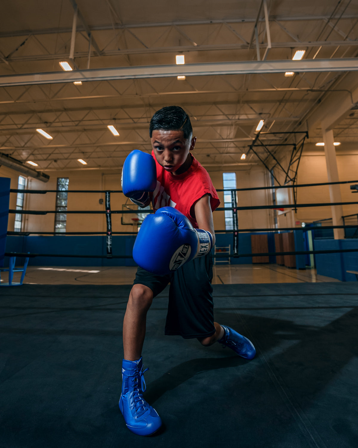 variant:Blue::TITLE Boxing Speed-Flex Encore Mid-Top Shoes boxing pose knee bent