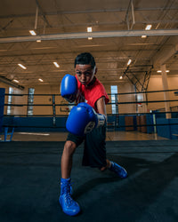 variant:Blue::TITLE Boxing Speed-Flex Encore Mid-Top Shoes boxing pose knee bent