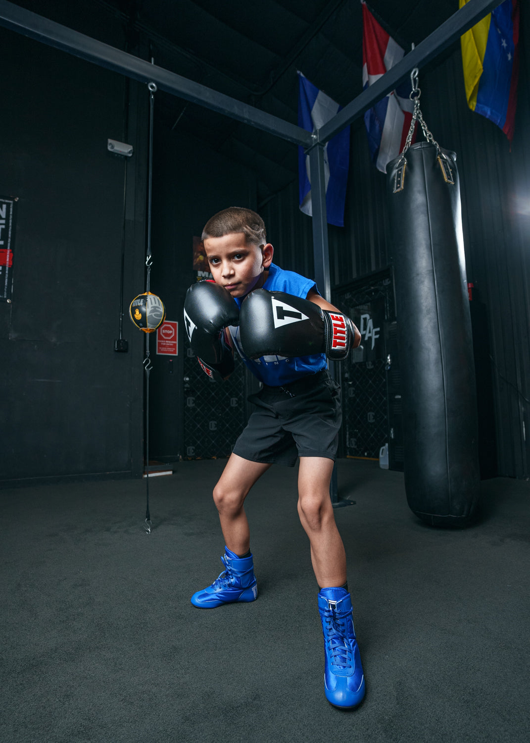 variant:Blue::TITLE Boxing Speed-Flex Encore Mid-Top Shoes boy boxing stance