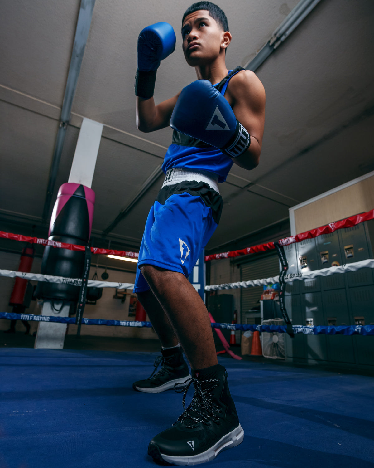 variant:black/black::TITLE Boxing High Point Boxing Shoes guy boxing in ring