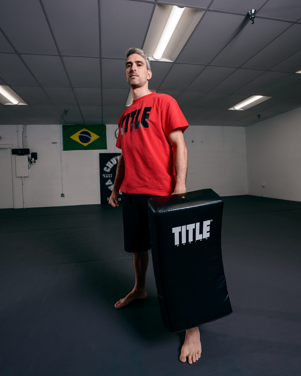 variant:lifestyle::TITLE Boxing Pro Punch Shield 2.0 coach with shield