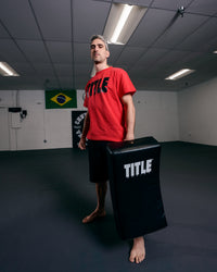 variant:lifestyle::TITLE Boxing Pro Punch Shield 2.0 coach with shield