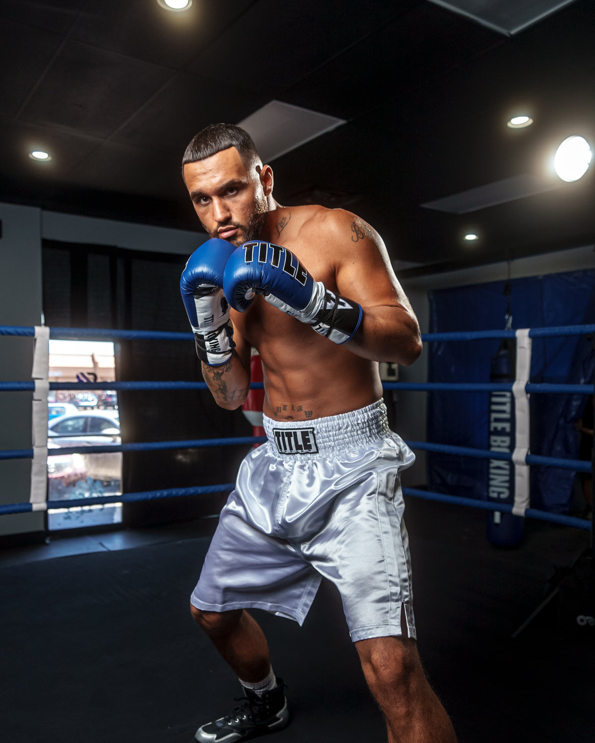 variant:white::TITLE Boxing Edge Boxing Trunks 2.0 man boxing pose