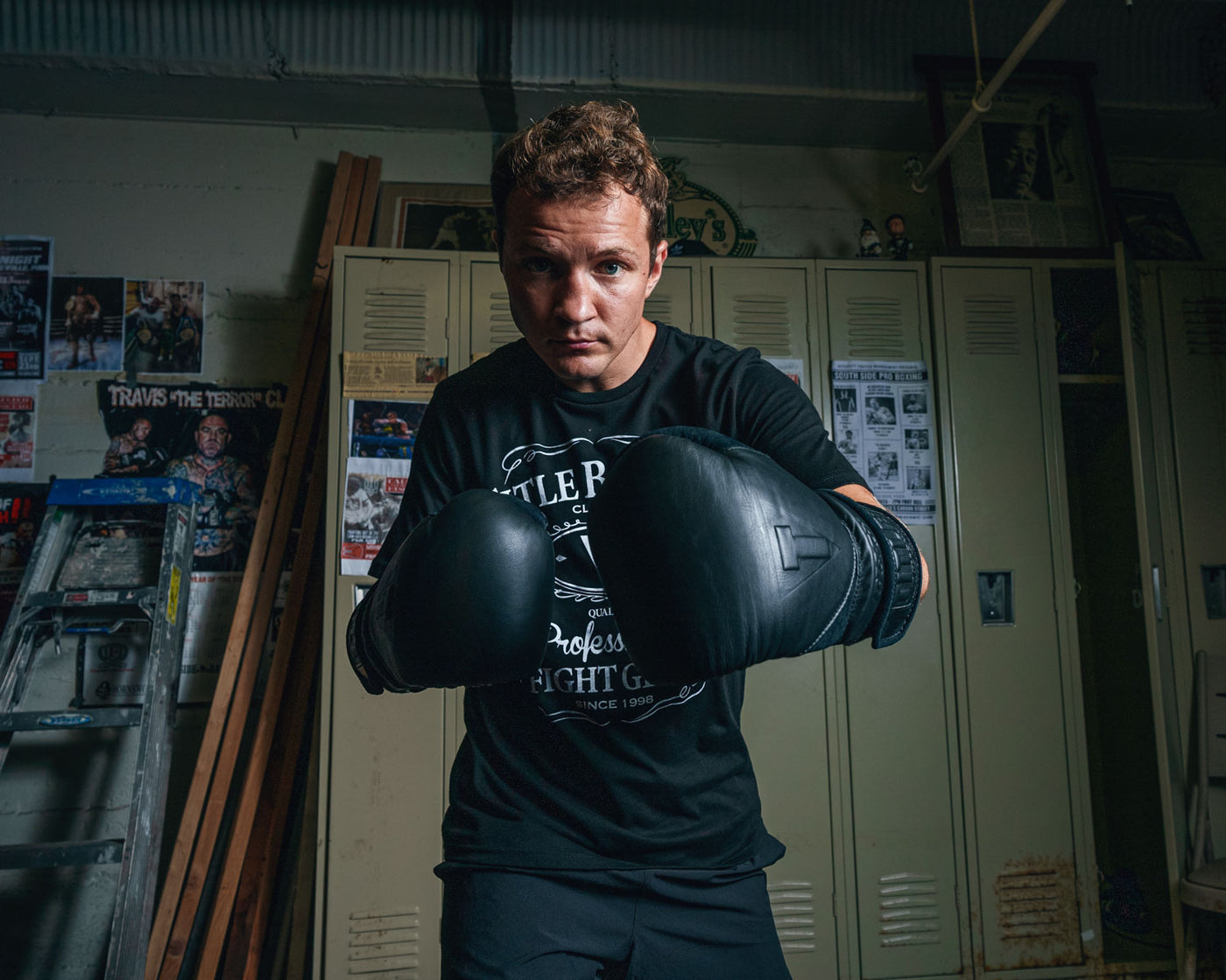 variant:lifestyle::TITLE Black Training Gloves 2.0 guy boxing stance