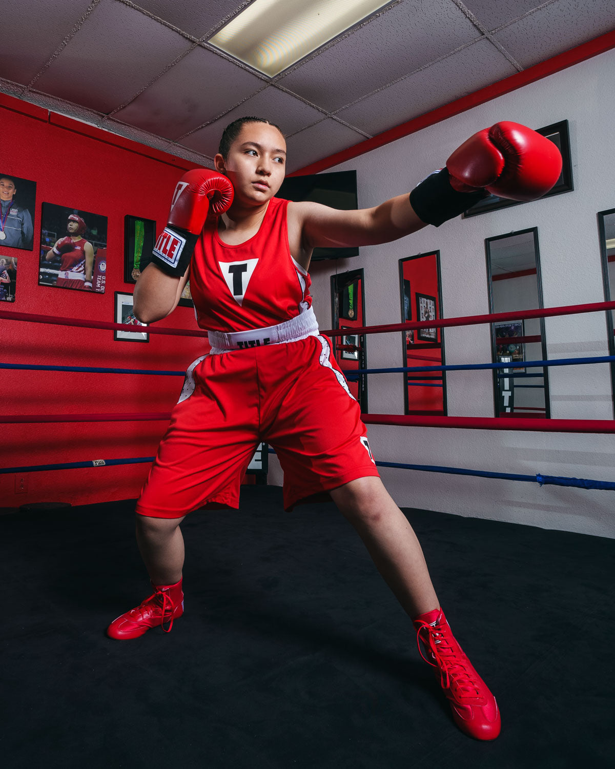 variant:red/white::TITLE Boxing Performance Aerovent Amateur Boxing Set 3.0 shadow boxing