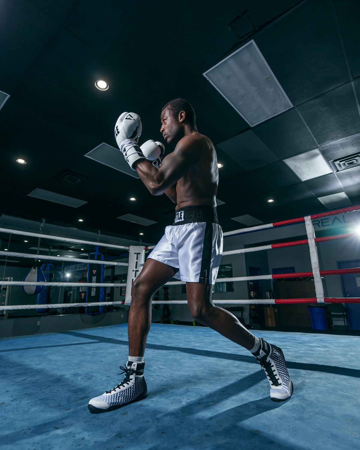 variant:white/black::TITLE Boxing Professional Traditional Cut Trunks boxer stance