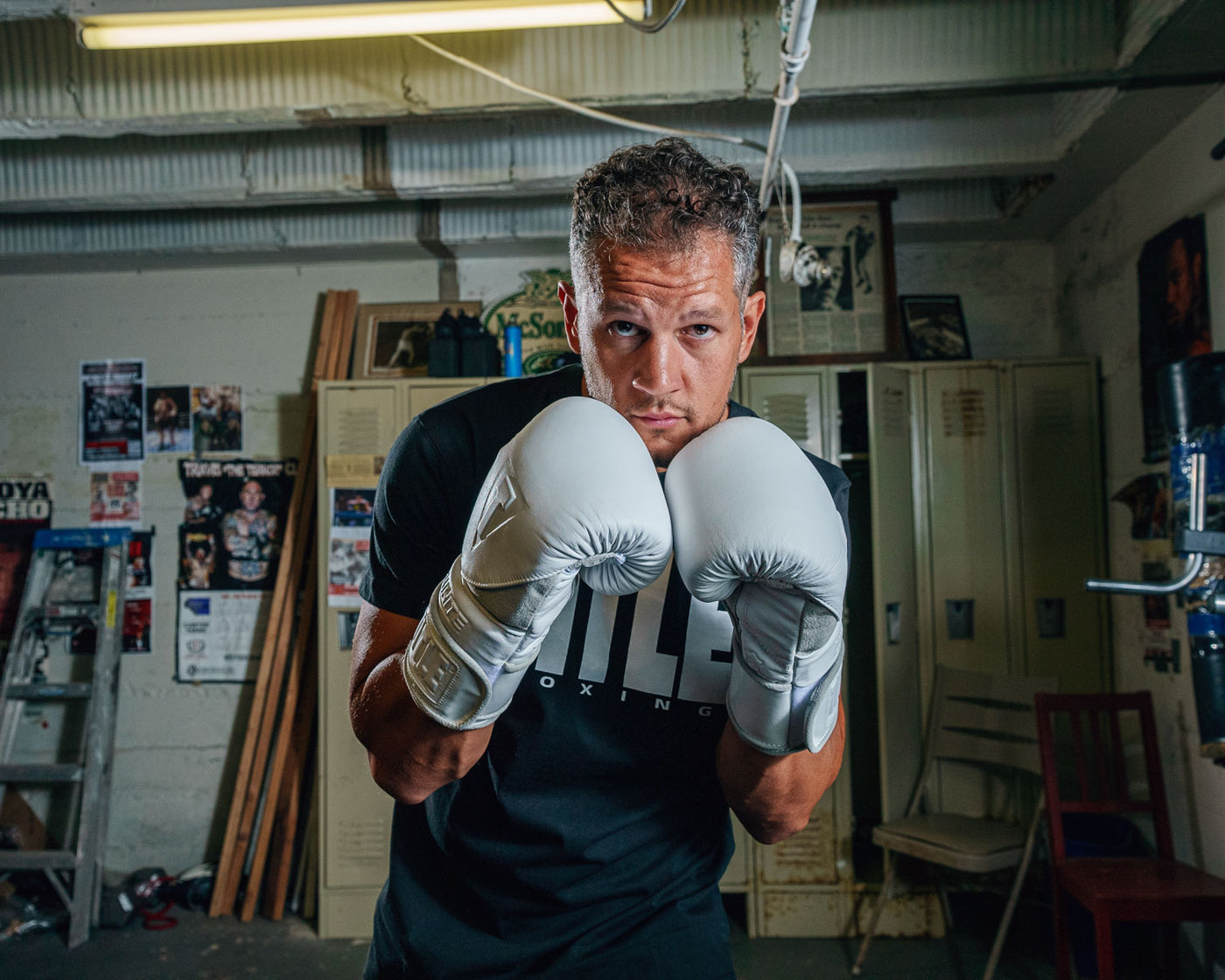 variant:lifestyle::TITLE White Boxing Training Gloves 2.0  guy boxing stance