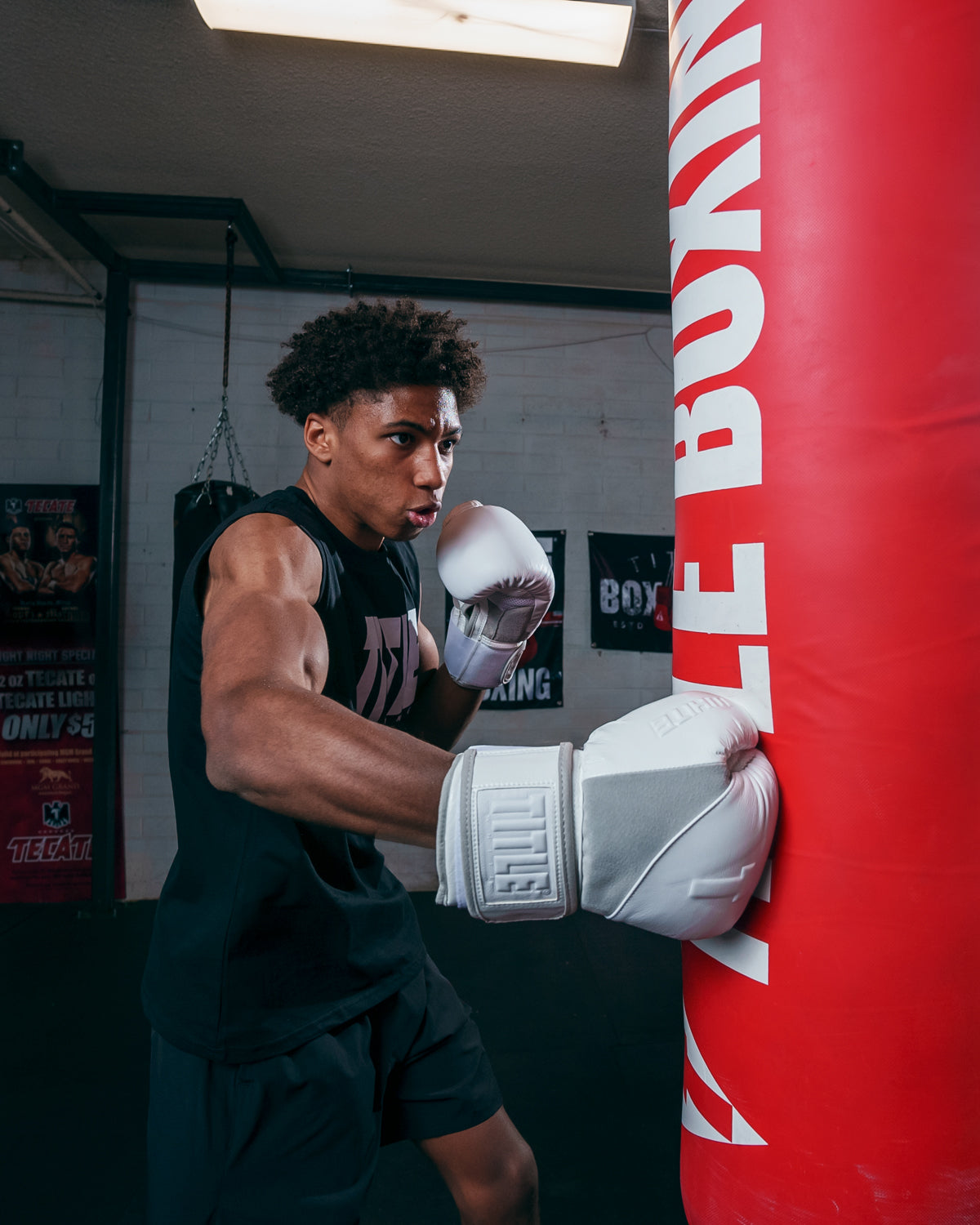 variant:lifestyle::TITLE White Boxing Gloves kid hitting bag