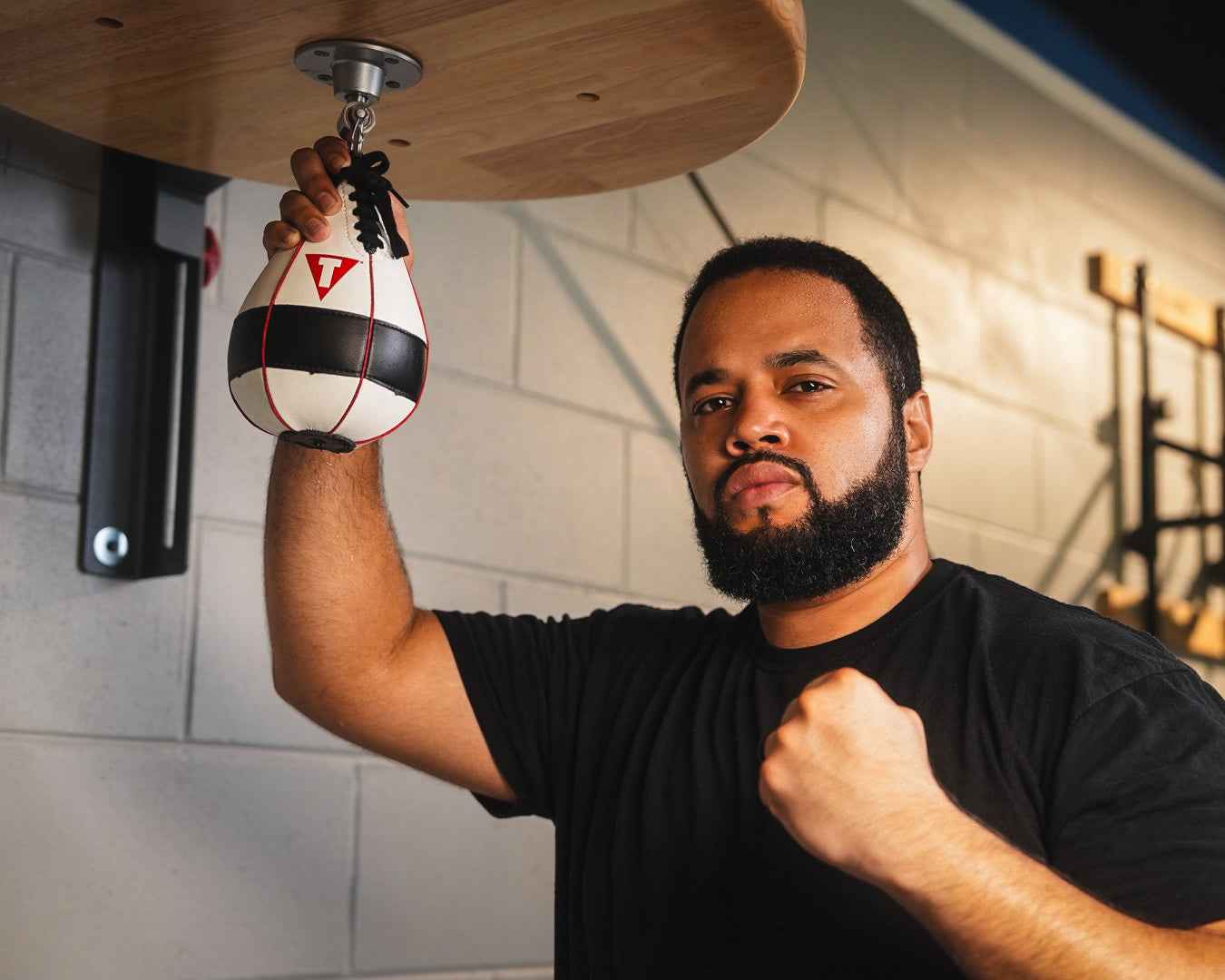 variant:lifestyle::TITLE Boxing Lightning-Fast Super Swivel with boxer holding speed bag