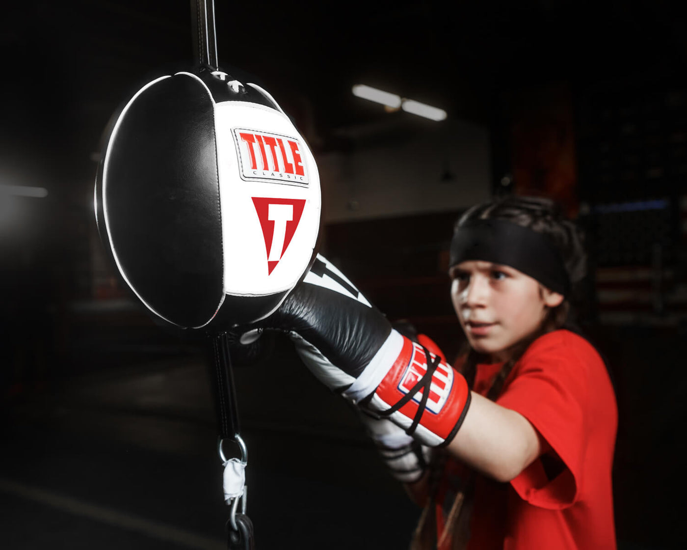 variant:lifestyle::TITLE Classic Double End Bag 3.0 girl jabbing left hand