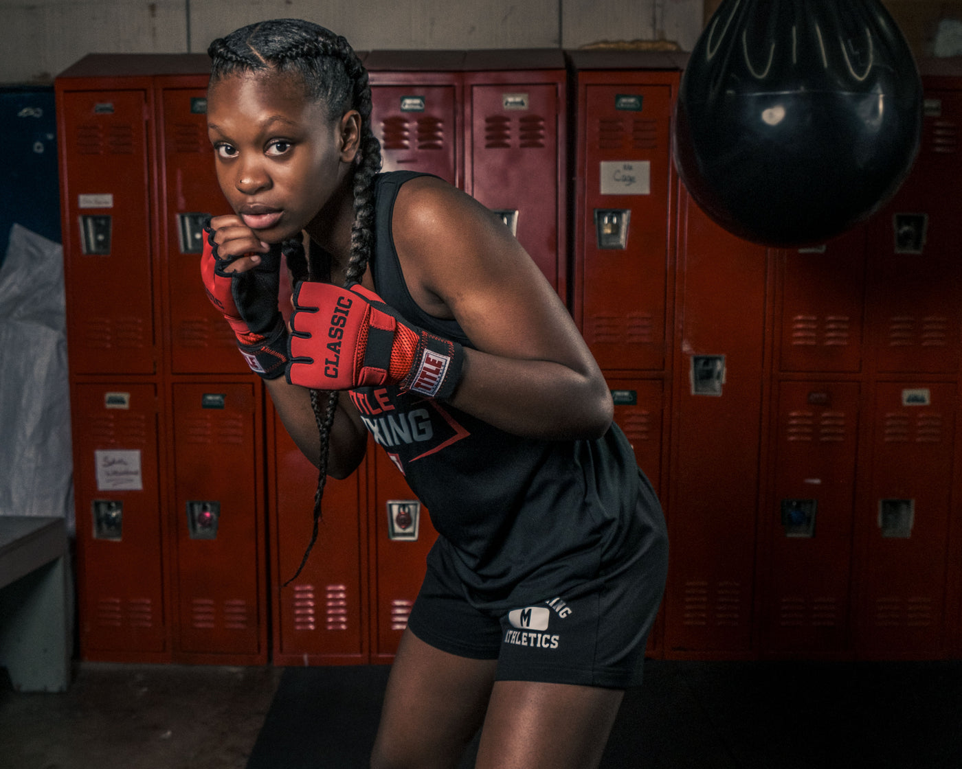 variant:lifestyle::TITLE Classic Gel-X Glove Wraps girl boxing pose
