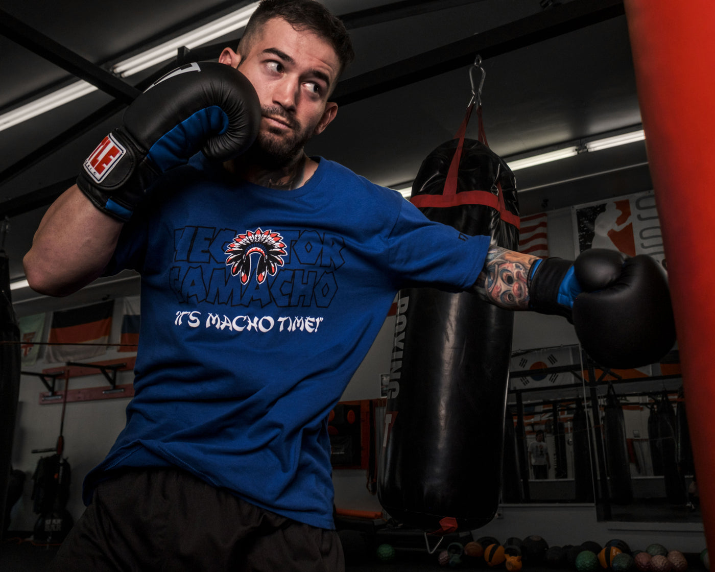 variant:black/blue::TITLE Classic Fitness Boxing Gloves guy wearing boxing gloves boxing with heavy bag