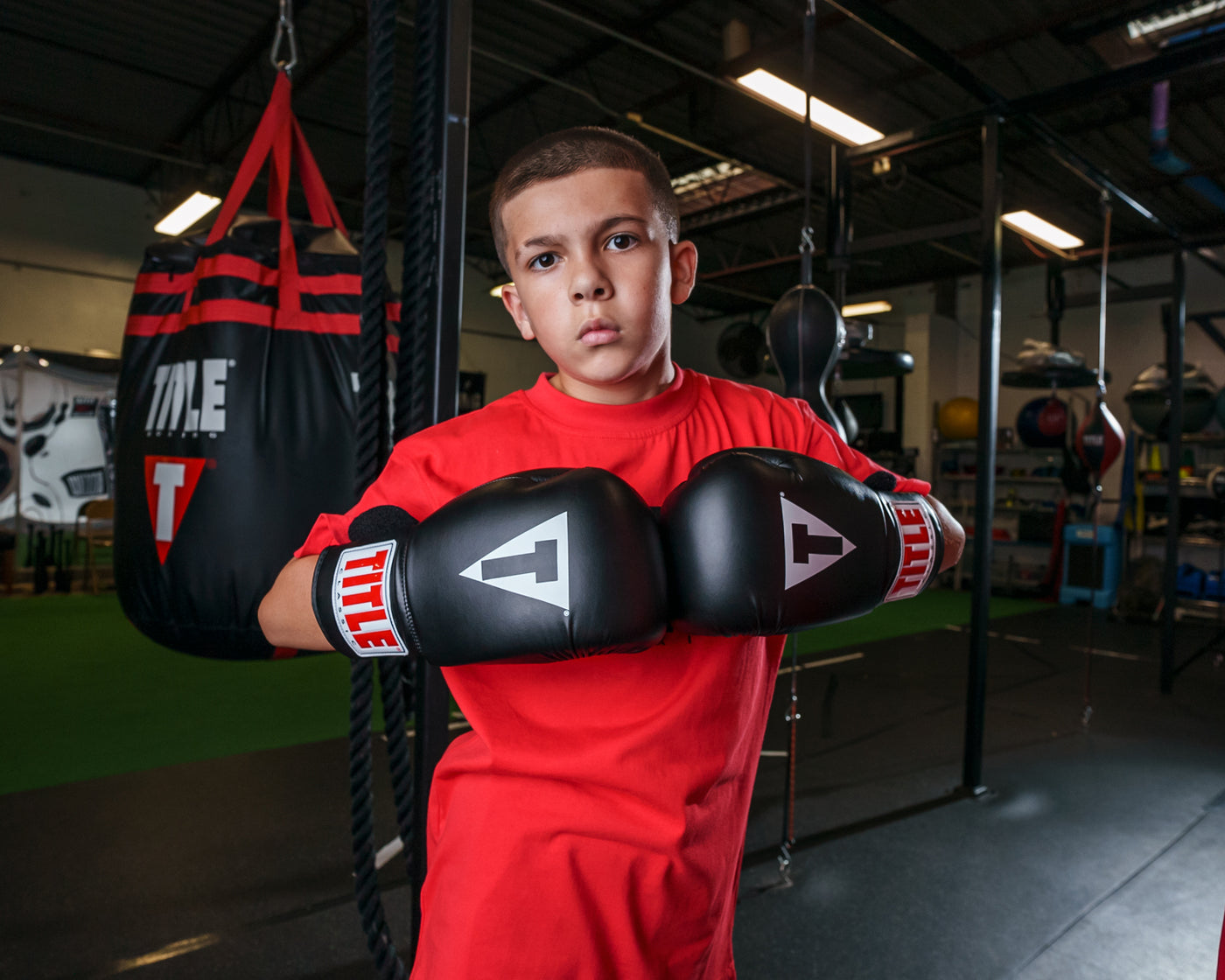 variant:black::TITLE Classic Super Bag Gloves 2.0 kid having hands together
