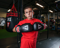 variant:black::TITLE Classic Super Bag Gloves 2.0 kid having hands together