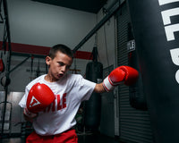 variant:red/white/black::TITLE Classic Leather Super Bag Gloves 2.0 kid hitting bag left jab