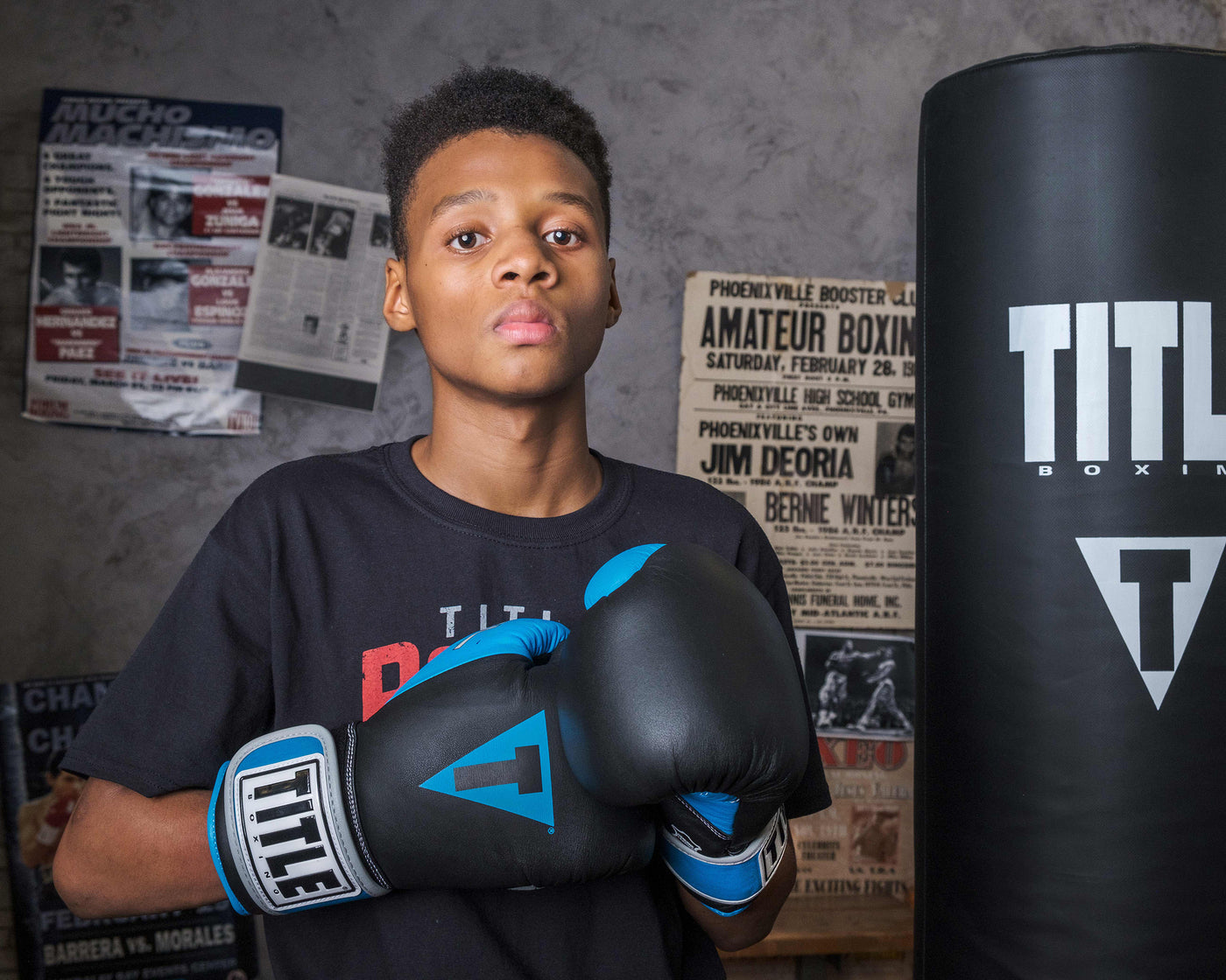 variant:black/light blue::TITLE Boxing Gel World V2T Bag Gloves kid posing with boxing gloves