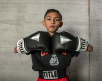 variant:black/silver::TITLE Boxing Gel World V2T Bag Gloves kid posing with boxing gloves