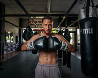 variant:black/silver::TITLE Boxing Gel World V2T Bag Gloves guy posing with boxing gloves in boxing gym