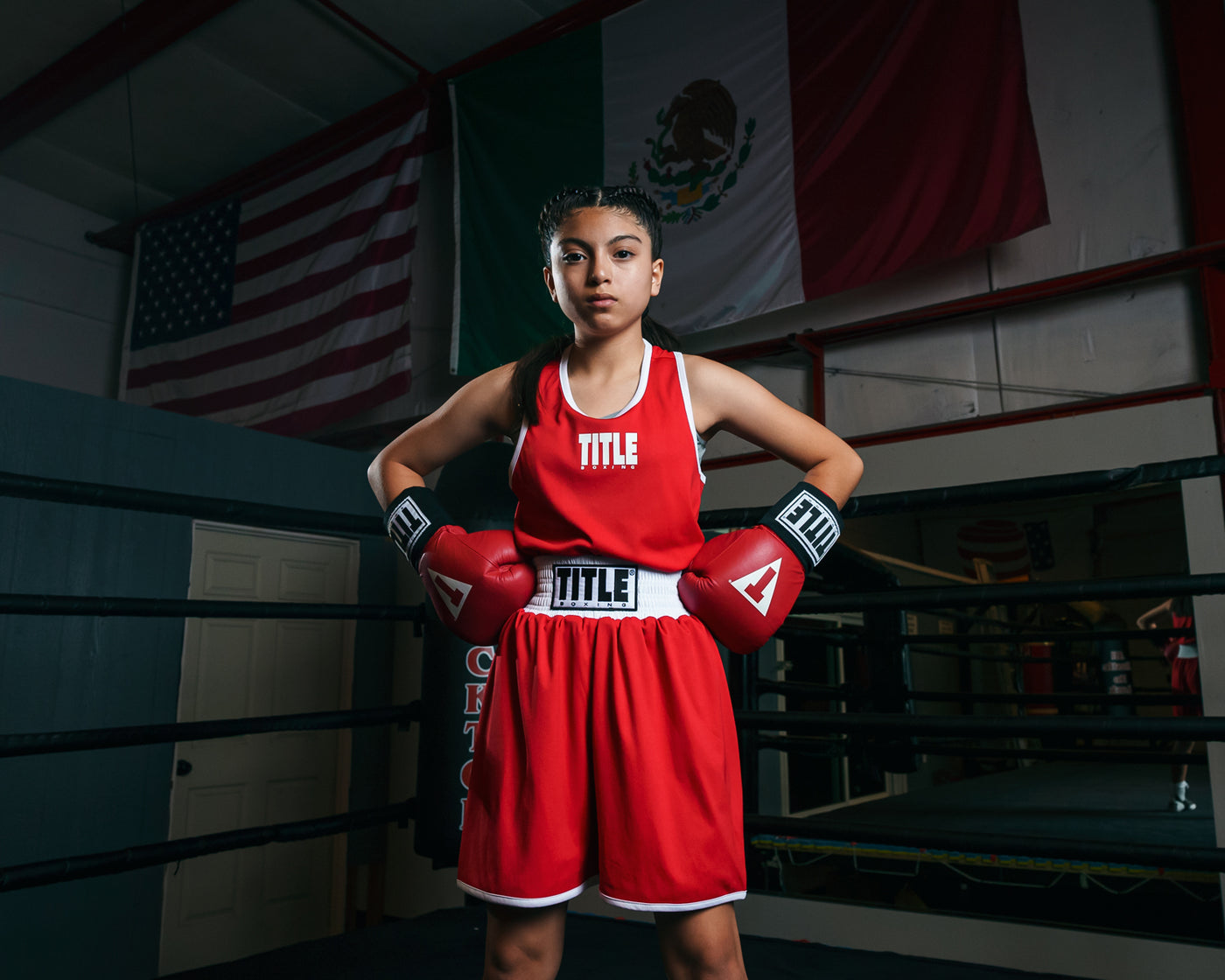 variant:lifestyle::TITLE Boxing Aerovent Elite Amateur Boxing Set 1 2.0 girl posing in red side