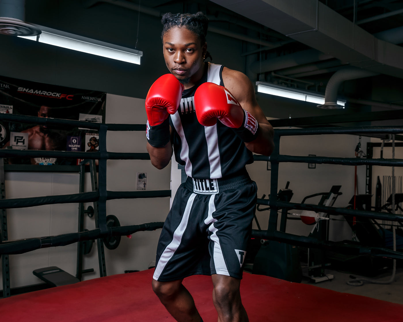 variant:black/white::TITLE Boxing Momentum Amateur Boxing Set guy boxing stance