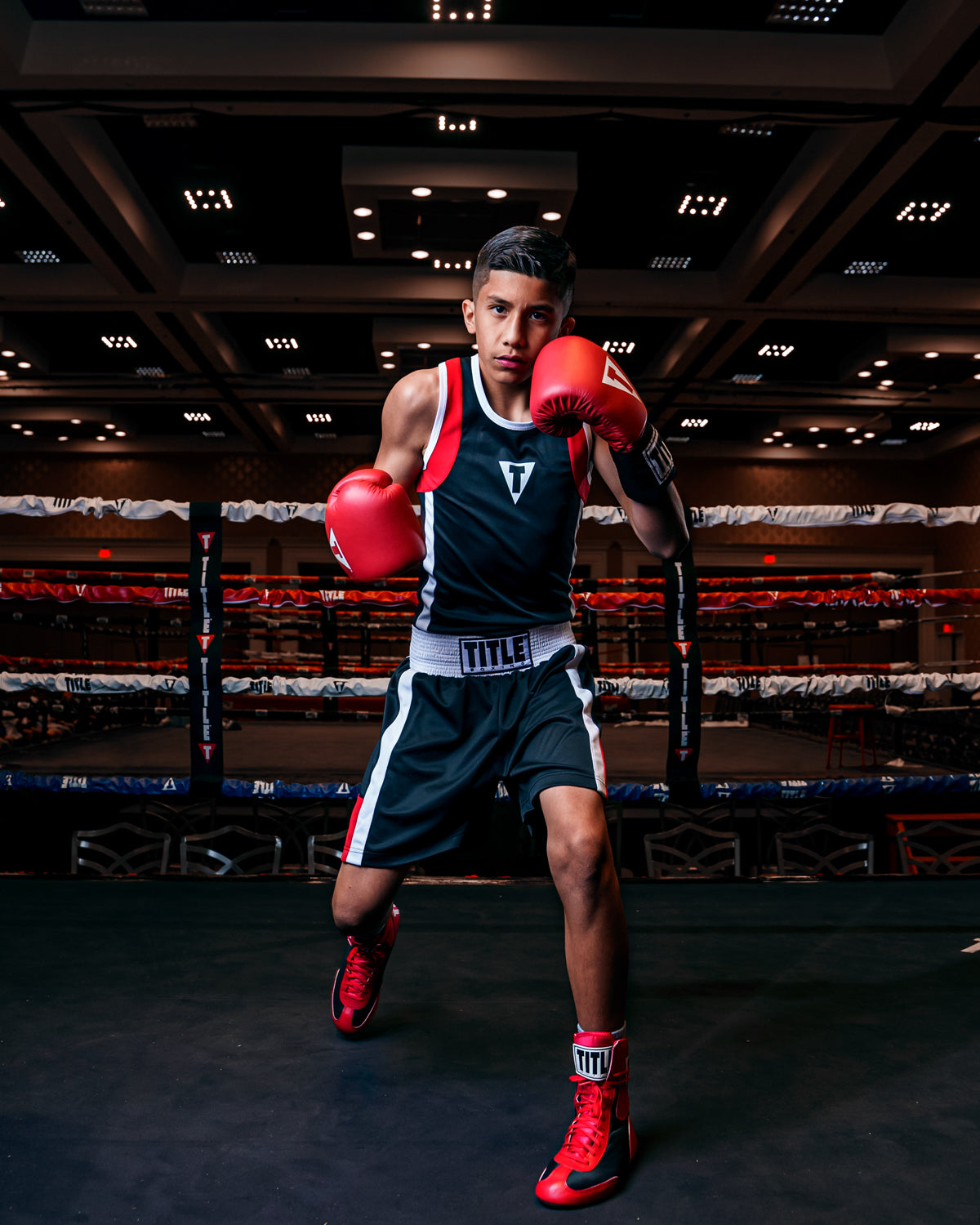 variant:black/red::TITLE Boxing Aerovent Elite Amateur Boxing Set 4 2.0 boxing stance
