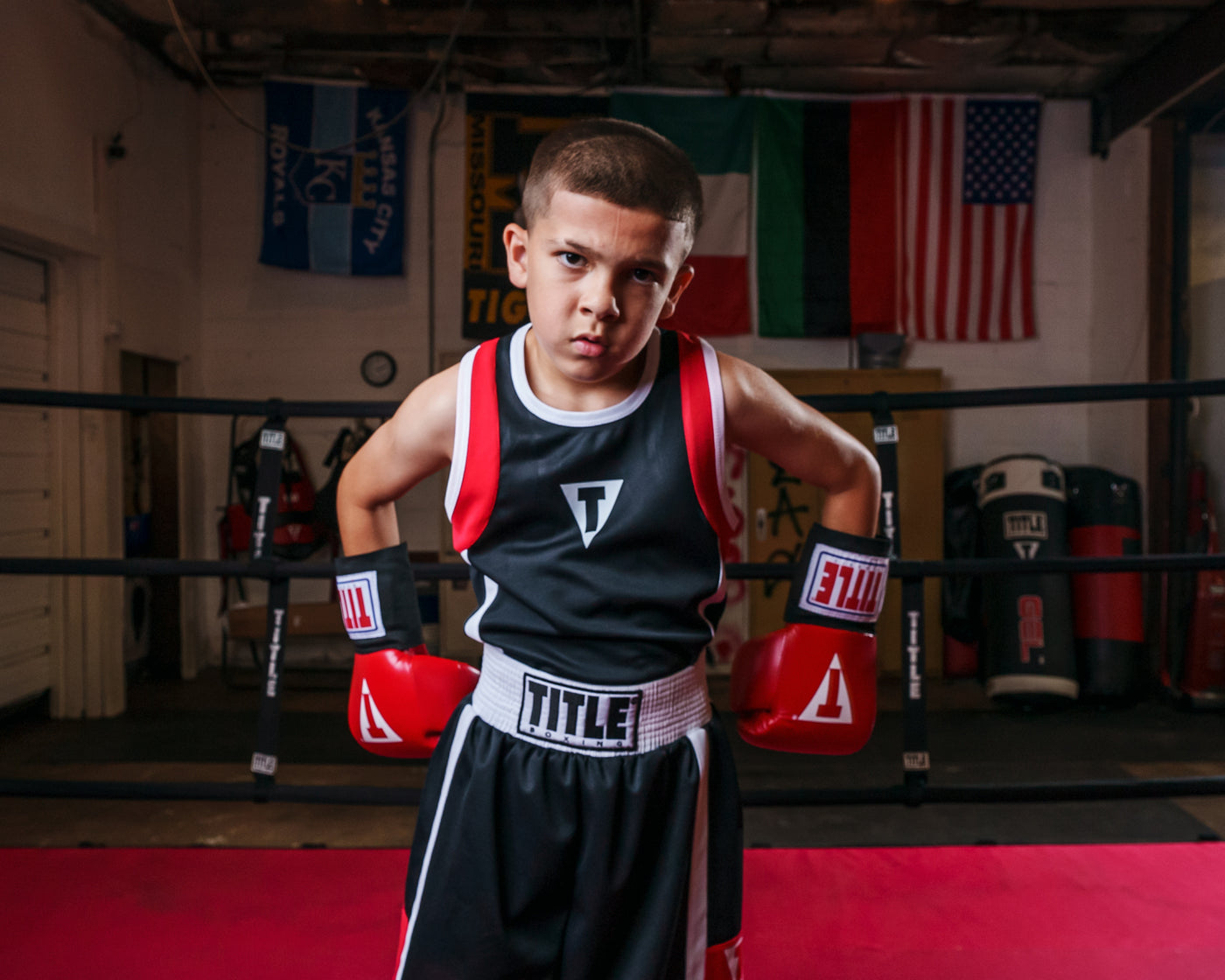 variant:black/red::TITLE Boxing Aerovent Elite Amateur Boxing Set 4 2.0 hands on hips
