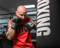 variant:lifestyle::TITLE Boxing Pro Leather Bag Gloves 3.0 man punching bag