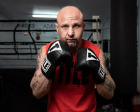 variant:lifestyle::TITLE Boxing Pro Leather Bag Gloves 3.0 man wearing gloves 