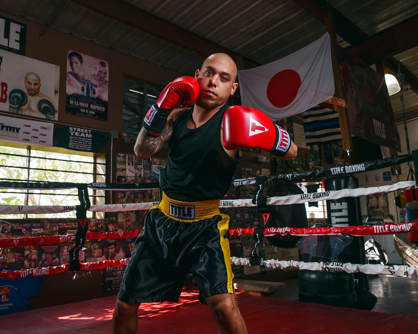 variant:black/gold::TITLE Boxing Edge Boxing Trunks 2.0 guy left hook