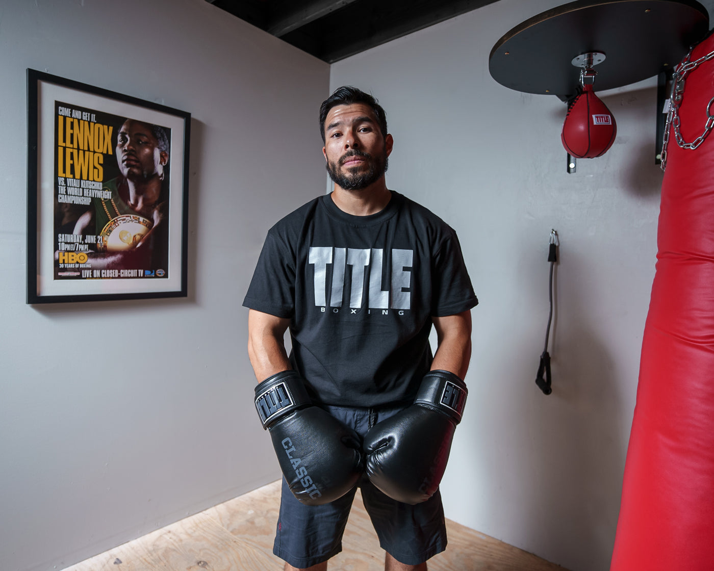variant:Black/Grey::TITLE Boxing Iconic Block Tee man posing in tee