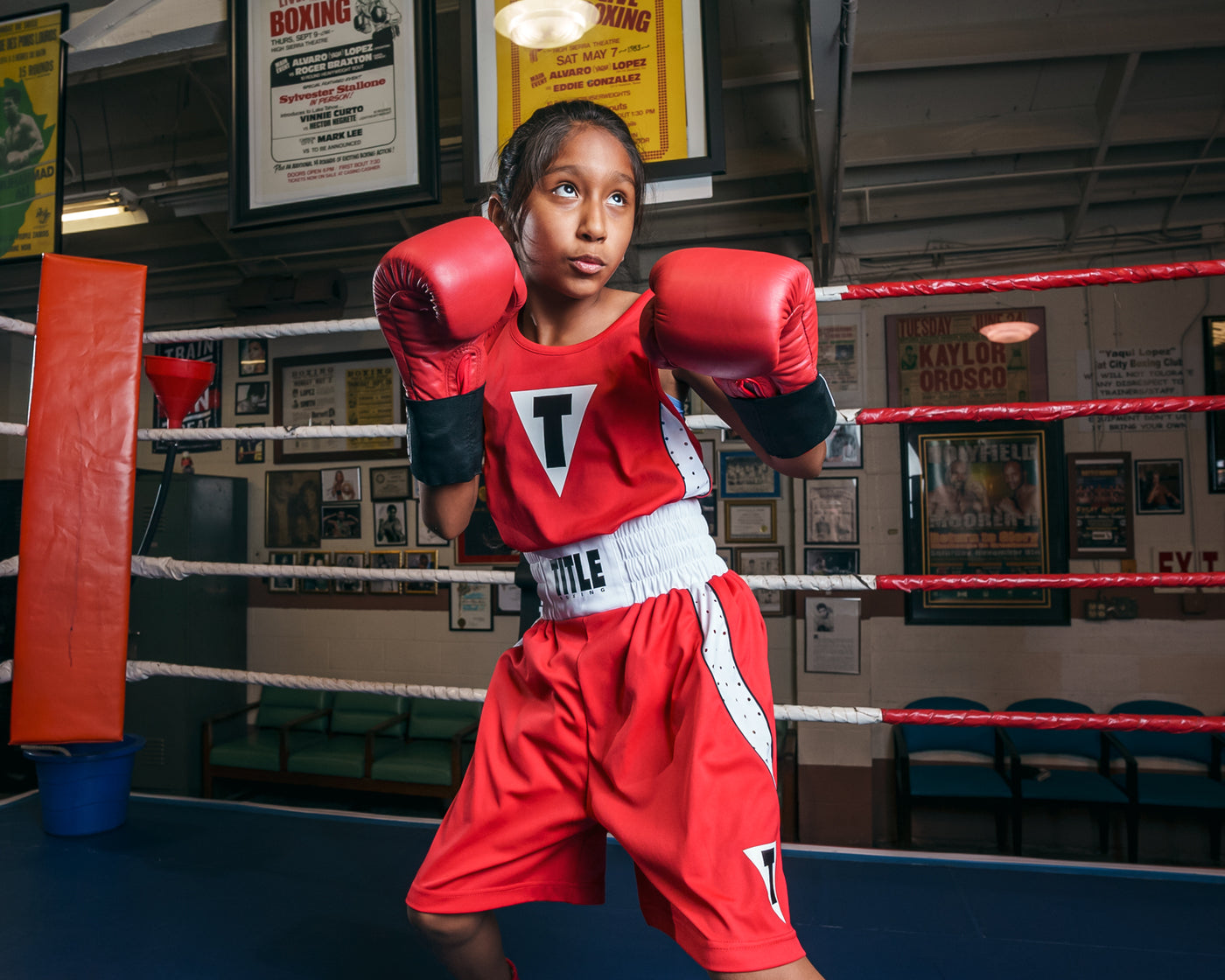 variant:red/white::TITLE Boxing Performance Aerovent Amateur Boxing Set 3.0 boxing stance