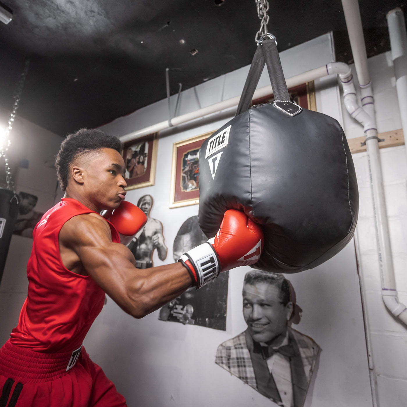 variant:Red/White::TITLE Premier Leather Super Bag Gloves 2.0 boy punching page