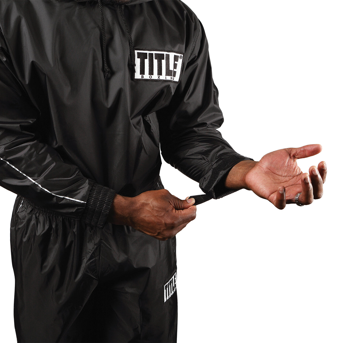variant:lifestyle::TITLE Boxing Sauna Suit With Hood guy wearing sauna suit showing fastening the sleeves