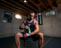 variant:Mexico::TITLE Boxing Velpeau Amateur Competition 177" Wraps man wrapping hands