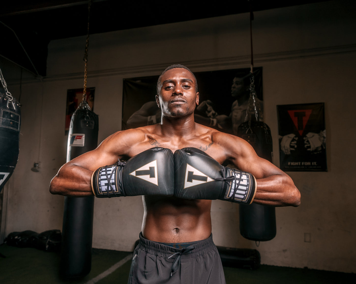 variant:black/white::TITLE Boxeo Mexican Leather Lace Training Gloves Quatro gloves toghether on guy