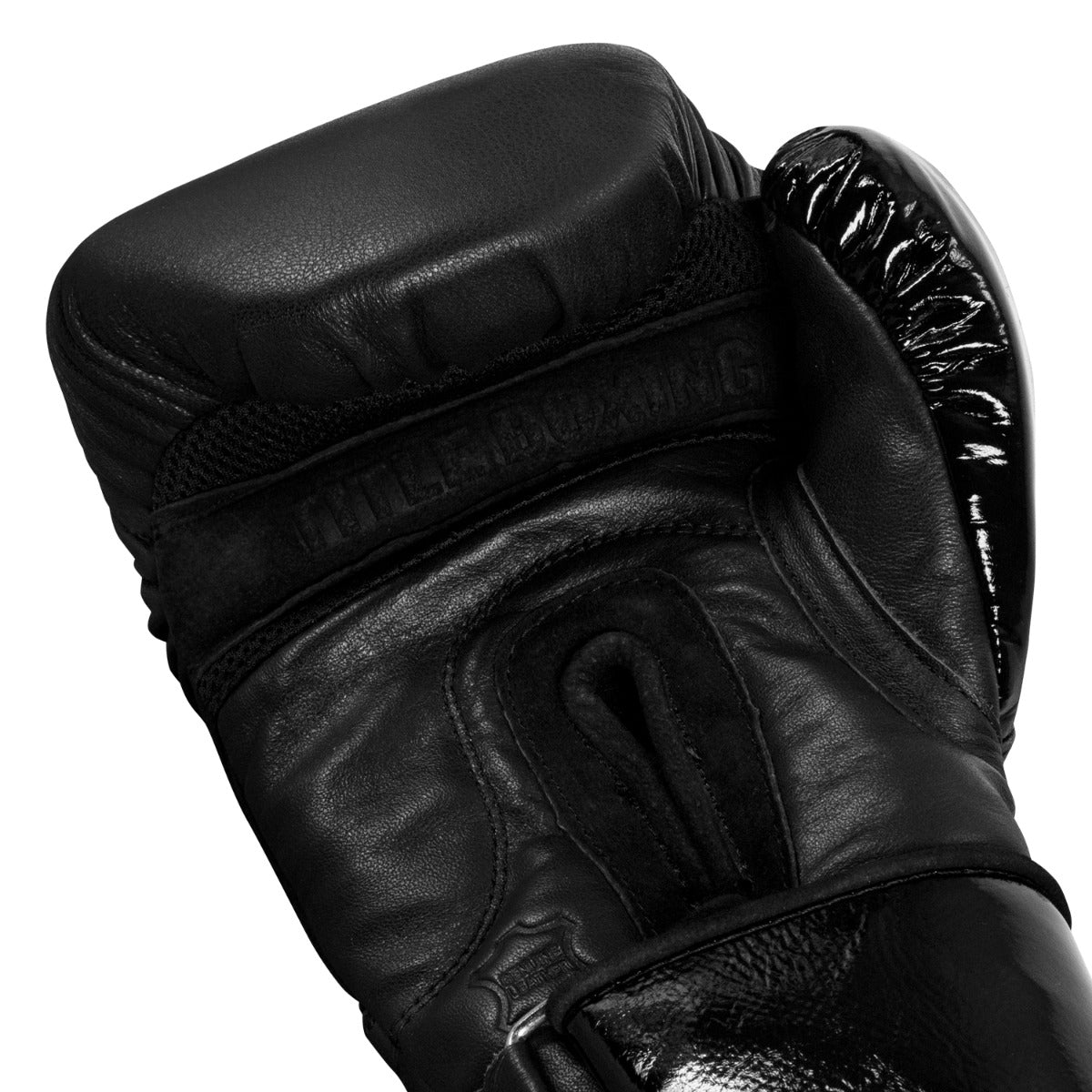 variant:lifestyle::TITLE Black Heavy Bag Gloves 2.0 hand view
