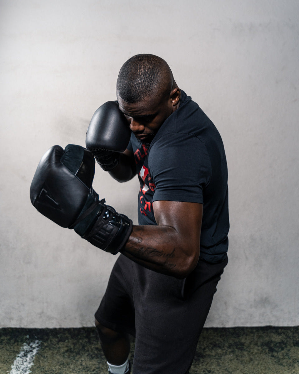 variant:lifestyle::TITLE Black Lace Sparring Gloves 2.0 guy posing boxing stanceview