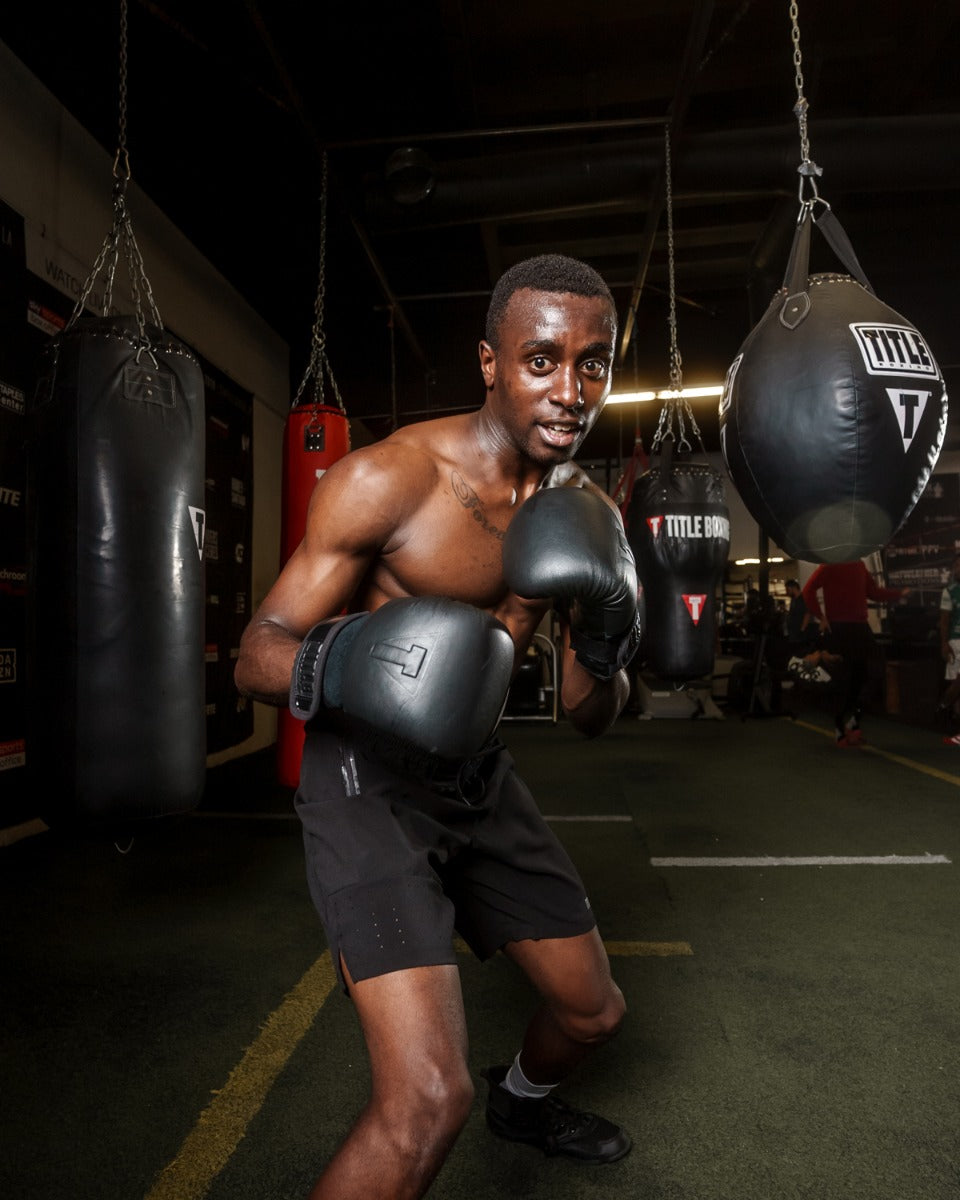 variant:lifestyle::TITLE Black Old School Leather Pro Bag Gloves boxing stance
