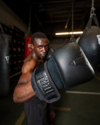 variant:lifestyle::TITLE Black Old School Leather Pro Bag Gloves close up of guy with gloves