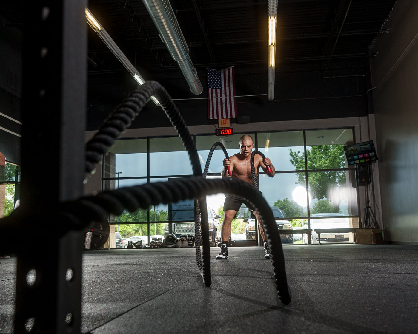 variant:lifestyle::TITLE Boxing 40' Battle Rope guy working with rope